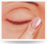 閉眼，用手指輕輕向鼻梁方向壓迫內(nèi)側(cè)眼角,保持滴藥姿勢(shì)1-3分鐘。